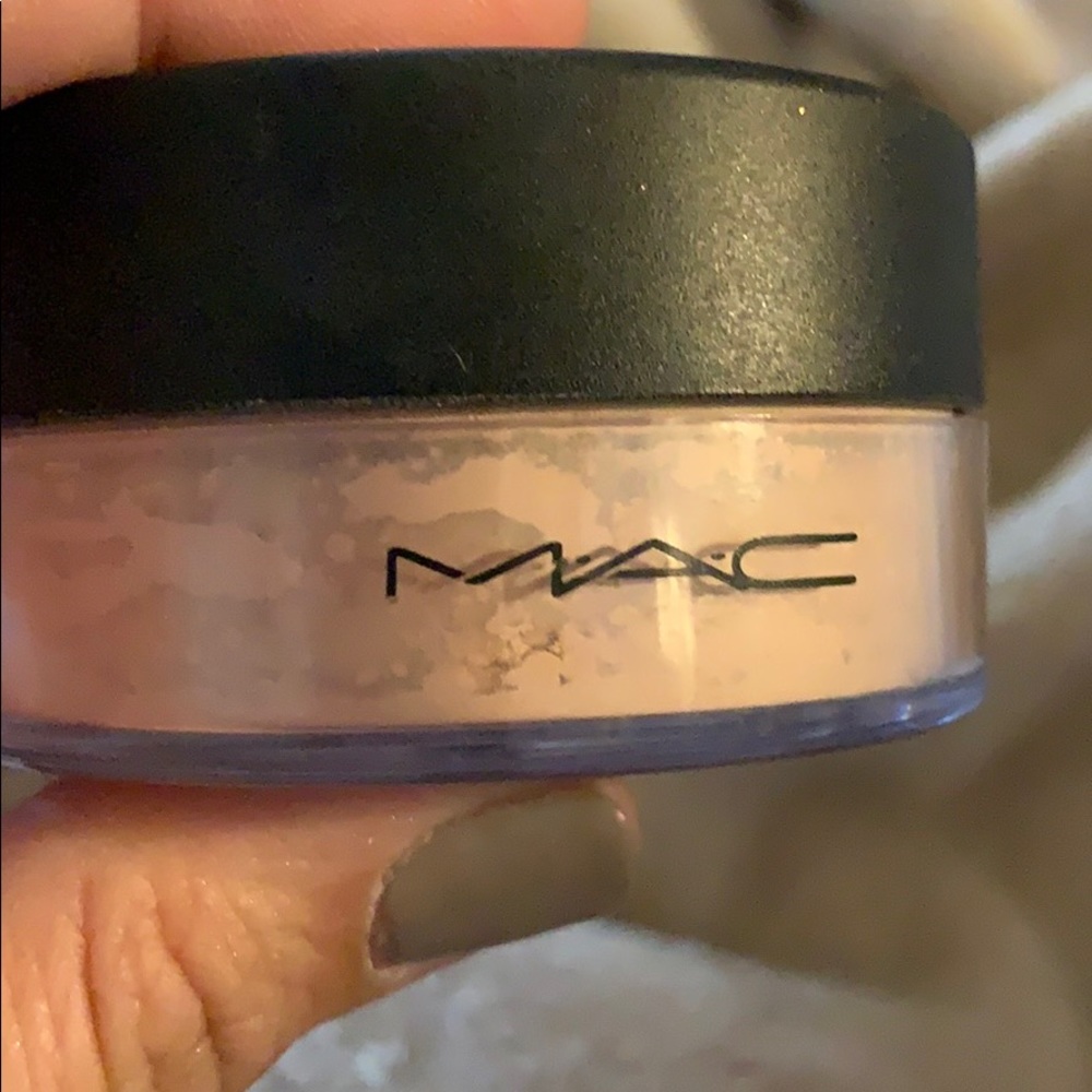 MAC select sheer loose powder in NC15.